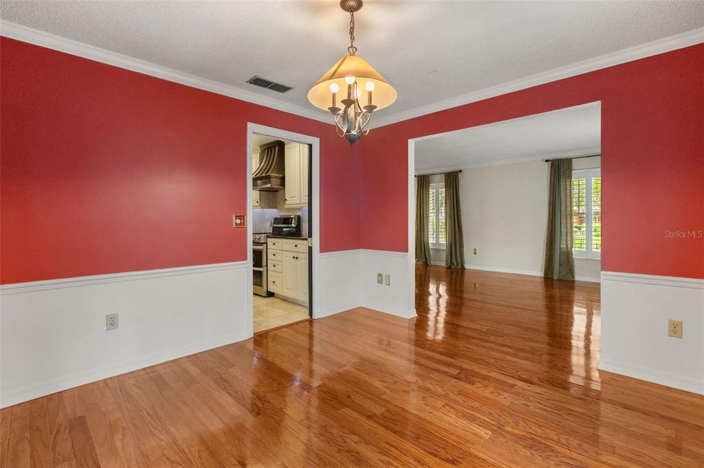 Image 12 of property listing at 900 LENMORE COURT, Orlando, FL 32812