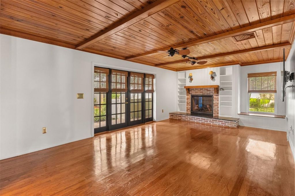 Image 13 of property listing at 900 LENMORE COURT, Orlando, FL 32812