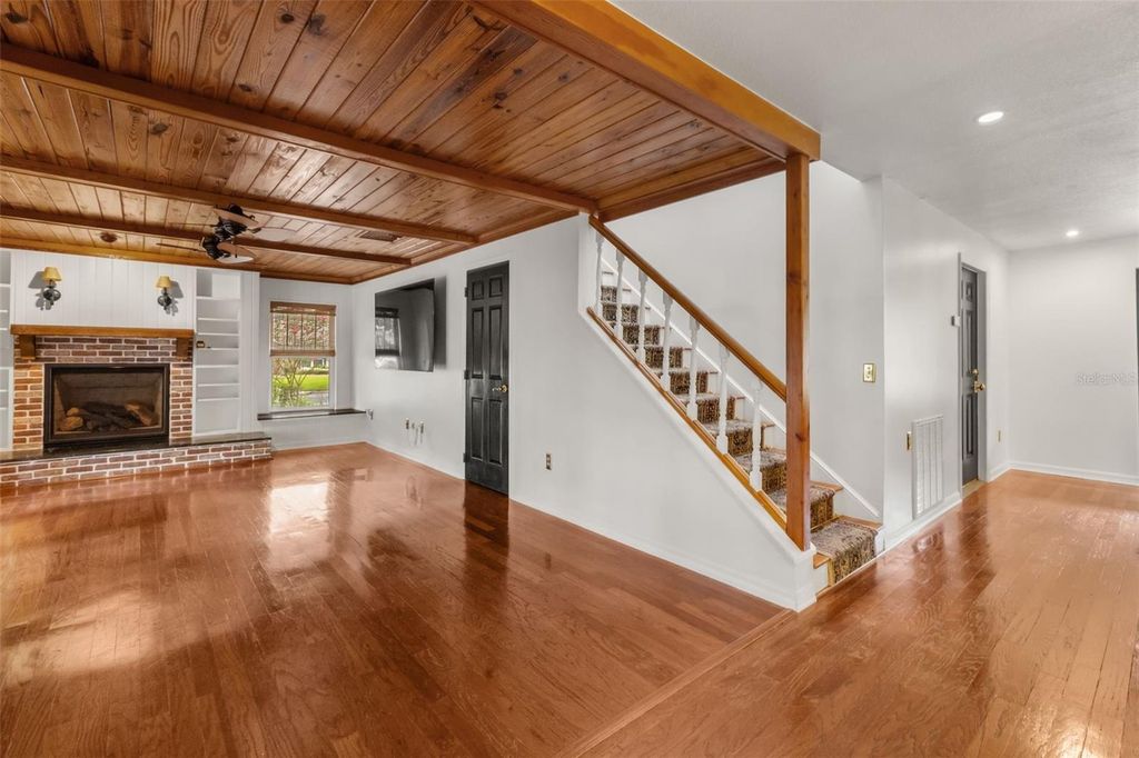 Image 17 of property listing at 900 LENMORE COURT, Orlando, FL 32812