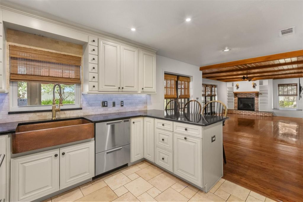 Image 18 of property listing at 900 LENMORE COURT, Orlando, FL 32812