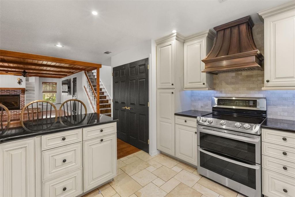 Image 19 of property listing at 900 LENMORE COURT, Orlando, FL 32812