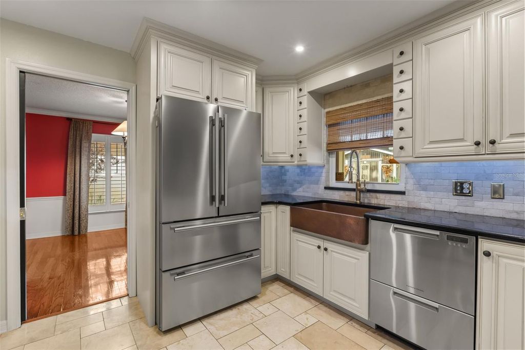Image 20 of property listing at 900 LENMORE COURT, Orlando, FL 32812