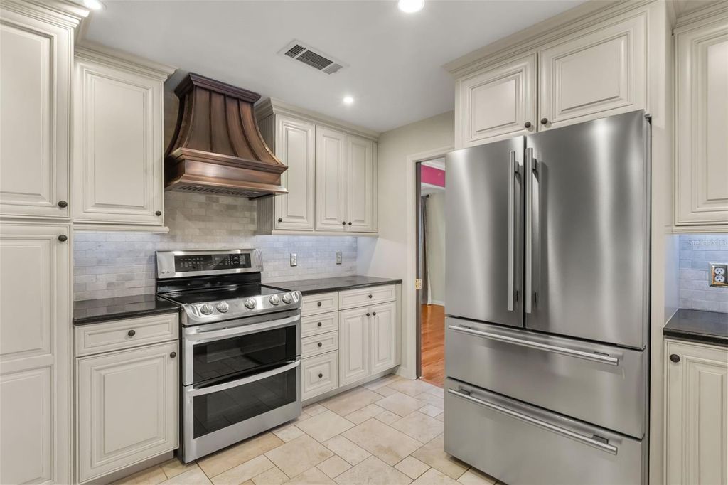 Image 21 of property listing at 900 LENMORE COURT, Orlando, FL 32812
