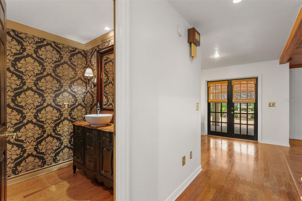 Image 40 of property listing at 900 LENMORE COURT, Orlando, FL 32812