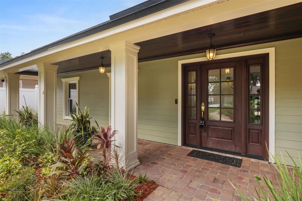 Image 5 of property listing at 900 LENMORE COURT, Orlando, FL 32812