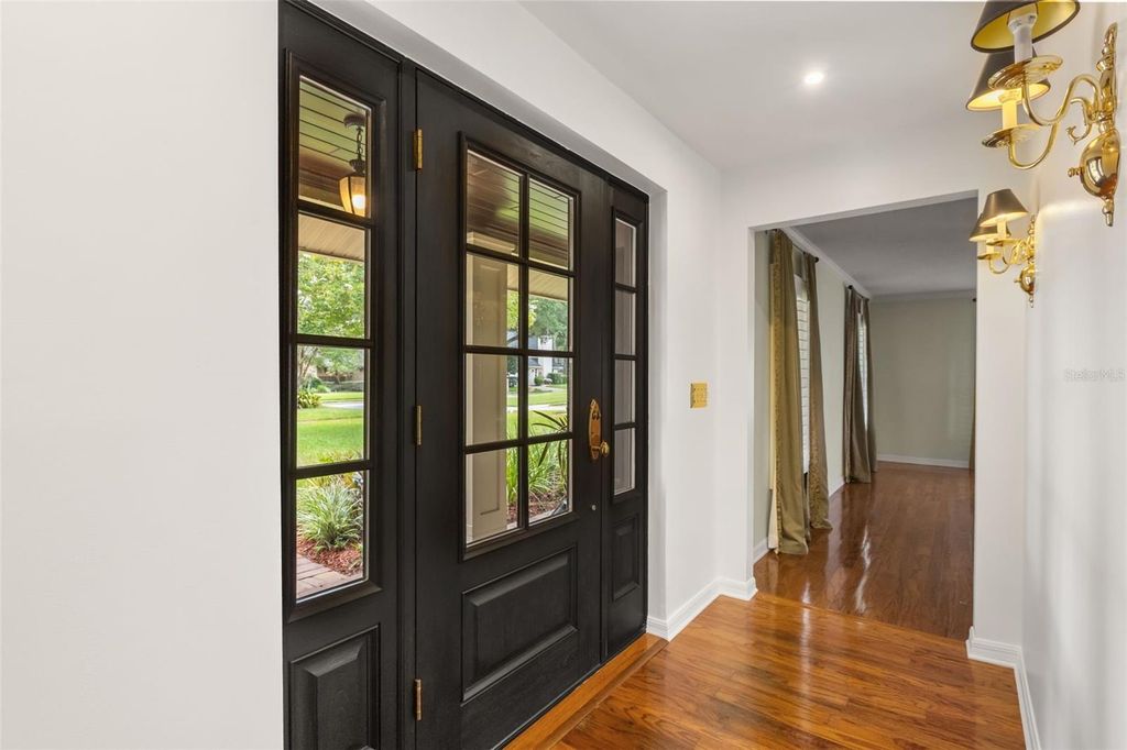 Image 6 of property listing at 900 LENMORE COURT, Orlando, FL 32812