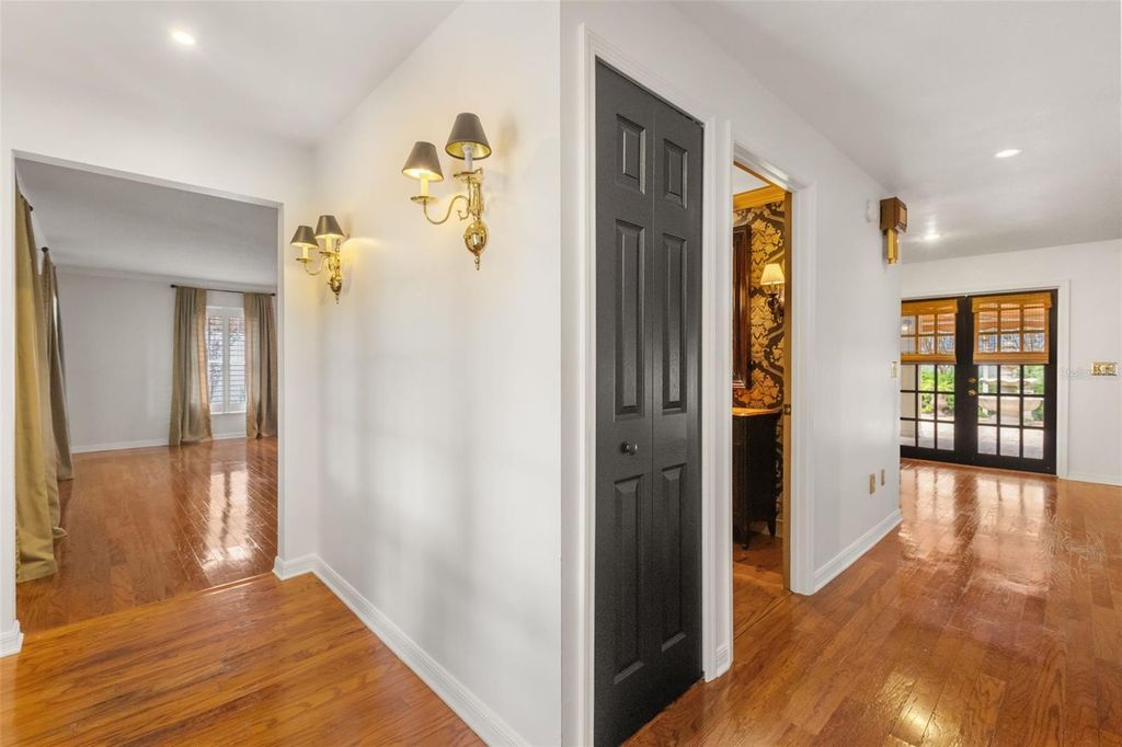 Image 7 of property listing at 900 LENMORE COURT, Orlando, FL 32812