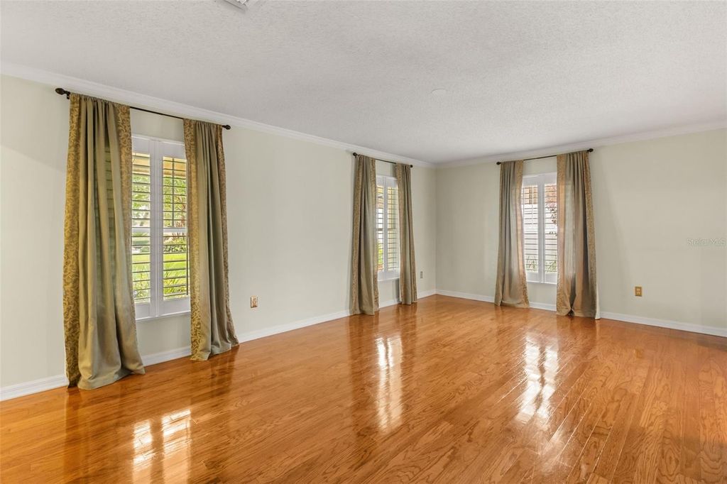 Image 8 of property listing at 900 LENMORE COURT, Orlando, FL 32812