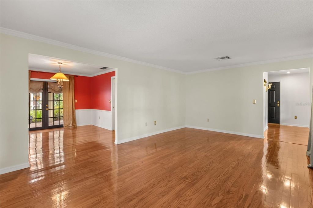 Image 9 of property listing at 900 LENMORE COURT, Orlando, FL 32812