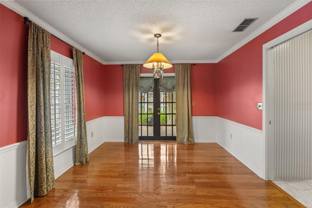 Image 10 of property listing at 900 LENMORE COURT, Orlando, FL 32812