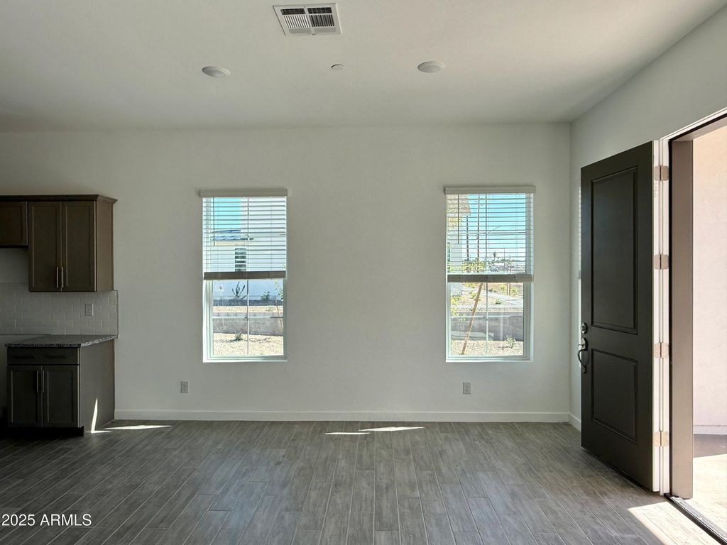 Image 10 of property listing at 8232 E UNIVERSITY Drive, Mesa, AZ 85207