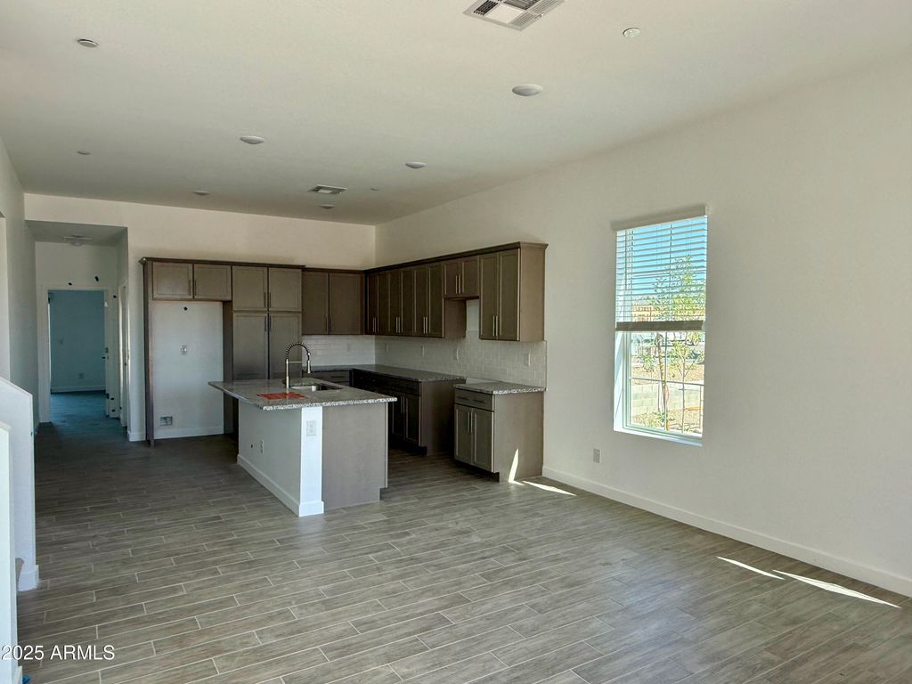 Image 9 of property listing at 8232 E UNIVERSITY Drive, Mesa, AZ 85207