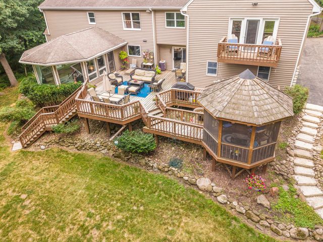 8310 MASON HILL Road, Woodstock, IL 60098