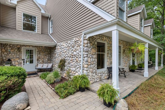 8310 MASON HILL Road, Woodstock, IL 60098