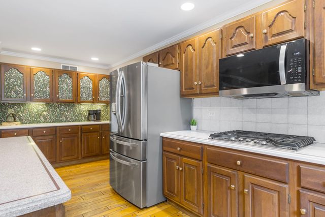 8310 MASON HILL Road, Woodstock, IL 60098