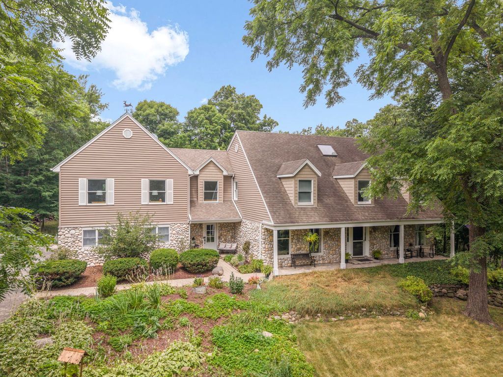 8310 MASON HILL Road, Woodstock, IL 60098