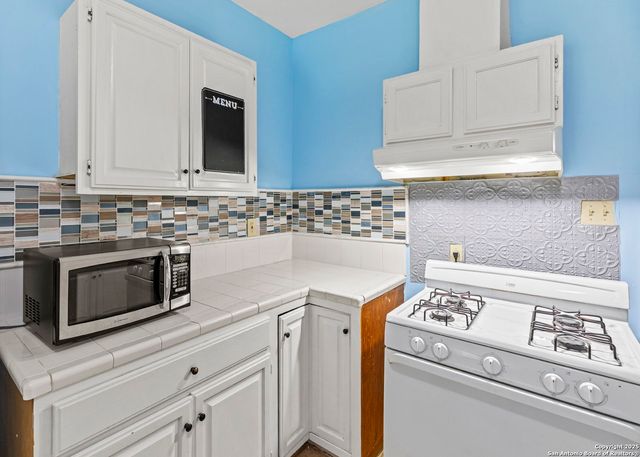 2015 W HOUSTON ST, San Antonio, TX 78207