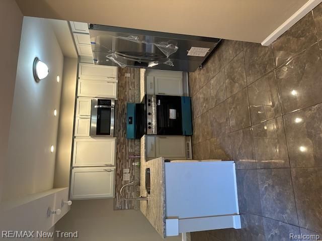 7391 Radcliff Dr, West Bloomfield, MI 48322