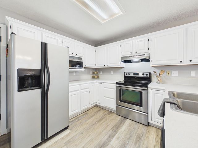 3705 Whispering Brook Ct, Wichita, KS 67220