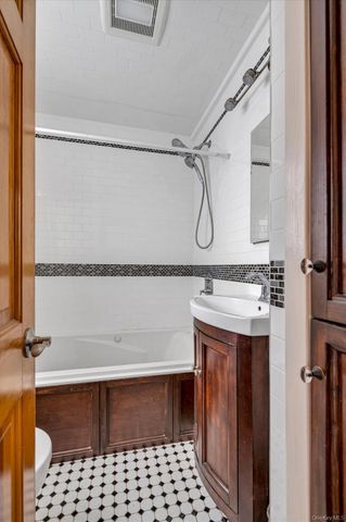 1117 Saint Johnland Road, Kings Park, NY 11754