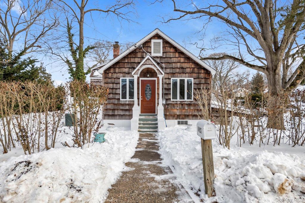 1117 Saint Johnland Road, Kings Park, NY 11754