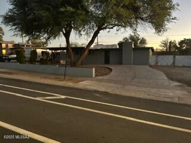 8032 E Kenyon Drive, Tucson, AZ 85710