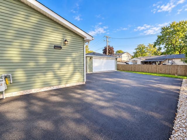 197 Hadleigh Road, Bolingbrook, IL 60440