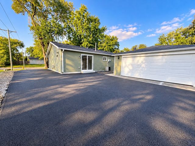 197 Hadleigh Road, Bolingbrook, IL 60440