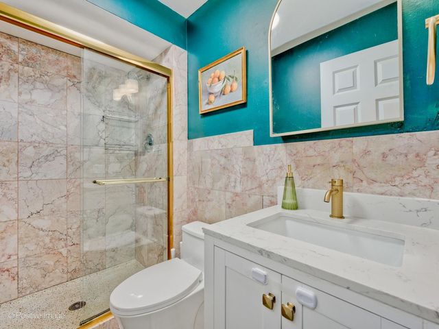8230 ELMWOOD Avenue 102, Skokie, IL 60077