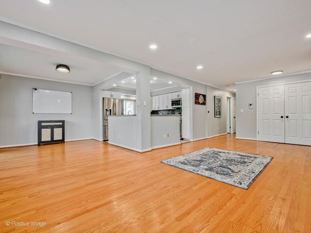 8230 ELMWOOD Avenue 102, Skokie, IL 60077