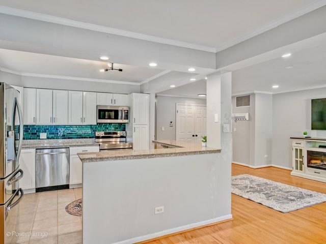 8230 ELMWOOD Avenue 102, Skokie, IL 60077