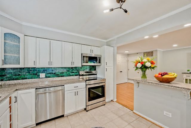 8230 ELMWOOD Avenue 102, Skokie, IL 60077