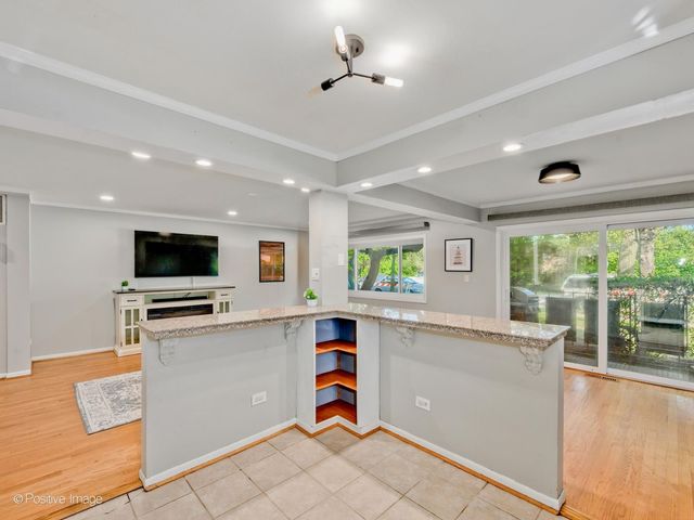 8230 ELMWOOD Avenue 102, Skokie, IL 60077