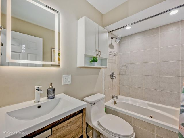 8230 ELMWOOD Avenue 102, Skokie, IL 60077