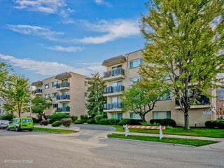 8230 ELMWOOD Avenue 102, Skokie, IL 60077