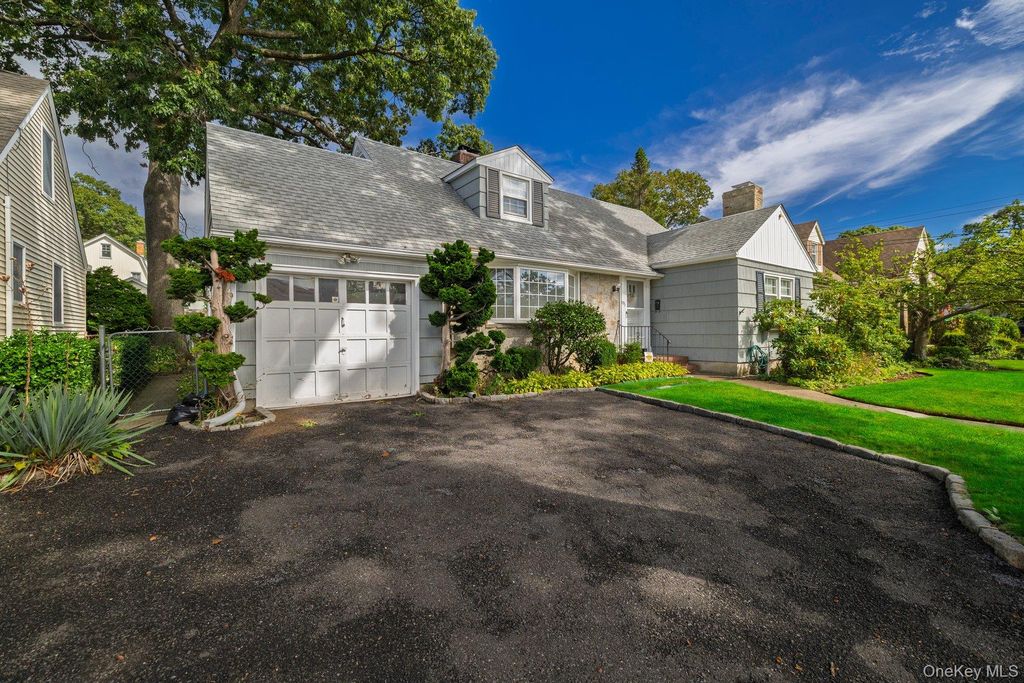175 E Carpenter Street, Valley Stream, NY 11580 — photo 2