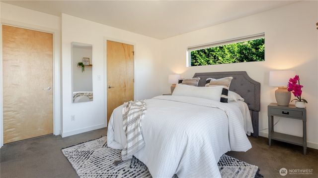 3245 21st Ave W, Seattle, WA 98199