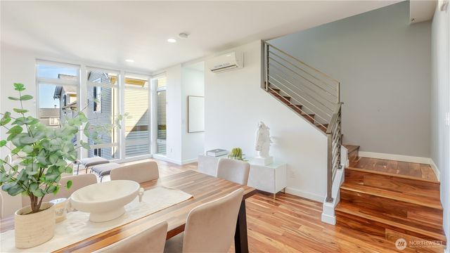 3245 21st Ave W, Seattle, WA 98199