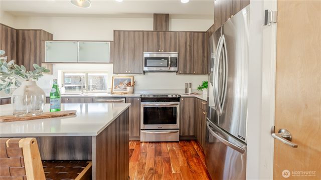 3245 21st Ave W, Seattle, WA 98199