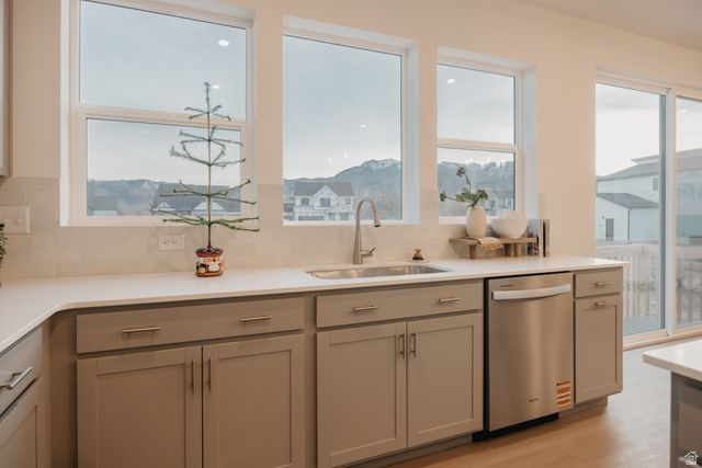 5215 S PARAMOUNT DR, Riverdale, UT 84405