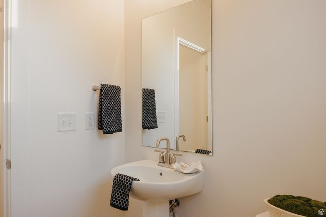 5215 S PARAMOUNT DR, Riverdale, UT 84405