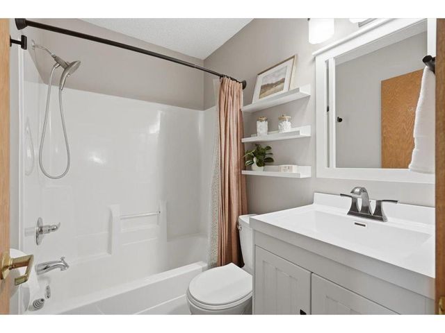 57 Quamwell Avenue, Lakeland, MN 55043