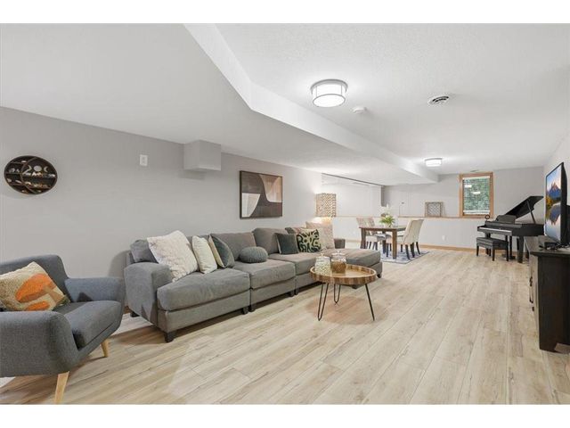57 Quamwell Avenue, Lakeland, MN 55043