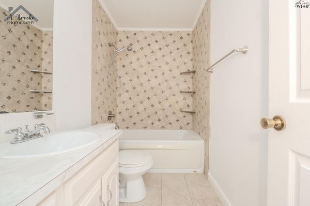 913 FOLEY AVENUE, Iowa Park, TX 76367