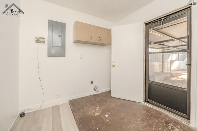 913 FOLEY AVENUE, Iowa Park, TX 76367