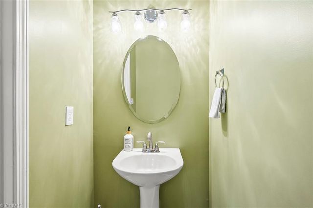 1570 Country Lane, Kernersville, NC 27284