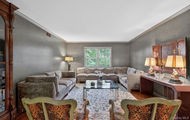 19 Seward Drive, Woodbury, NY 11797