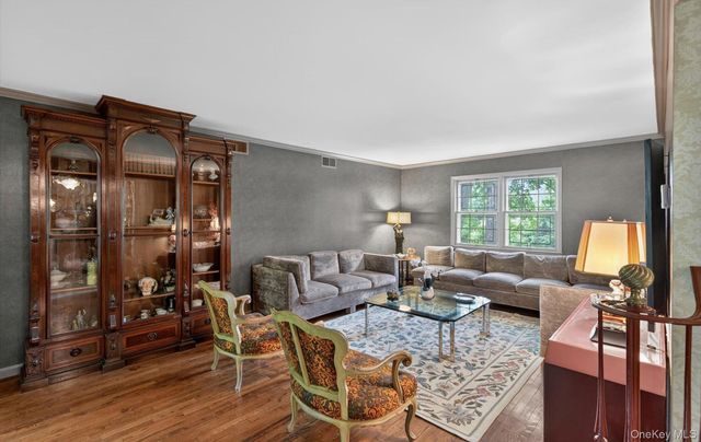 19 Seward Drive, Woodbury, NY 11797