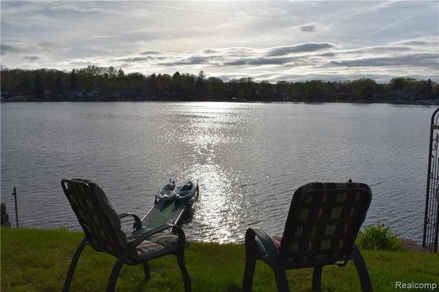 2913 Lansdowne Road, Waterford, MI 48329