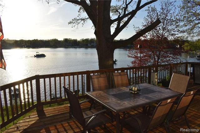 2913 Lansdowne Road, Waterford, MI 48329